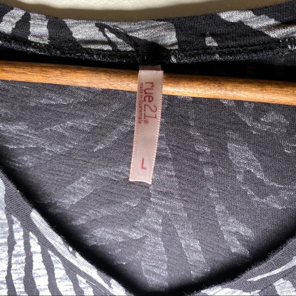 🔥SOLD🔥 Zebra Striped T-Shirt Black Gray Large - Picture 9 of 16